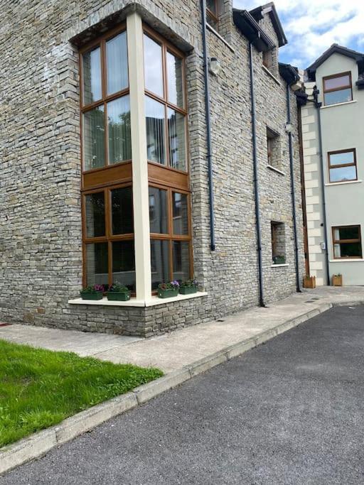 Glengesh Court. Ardara Town Centre.アパートメント エクステリア 写真